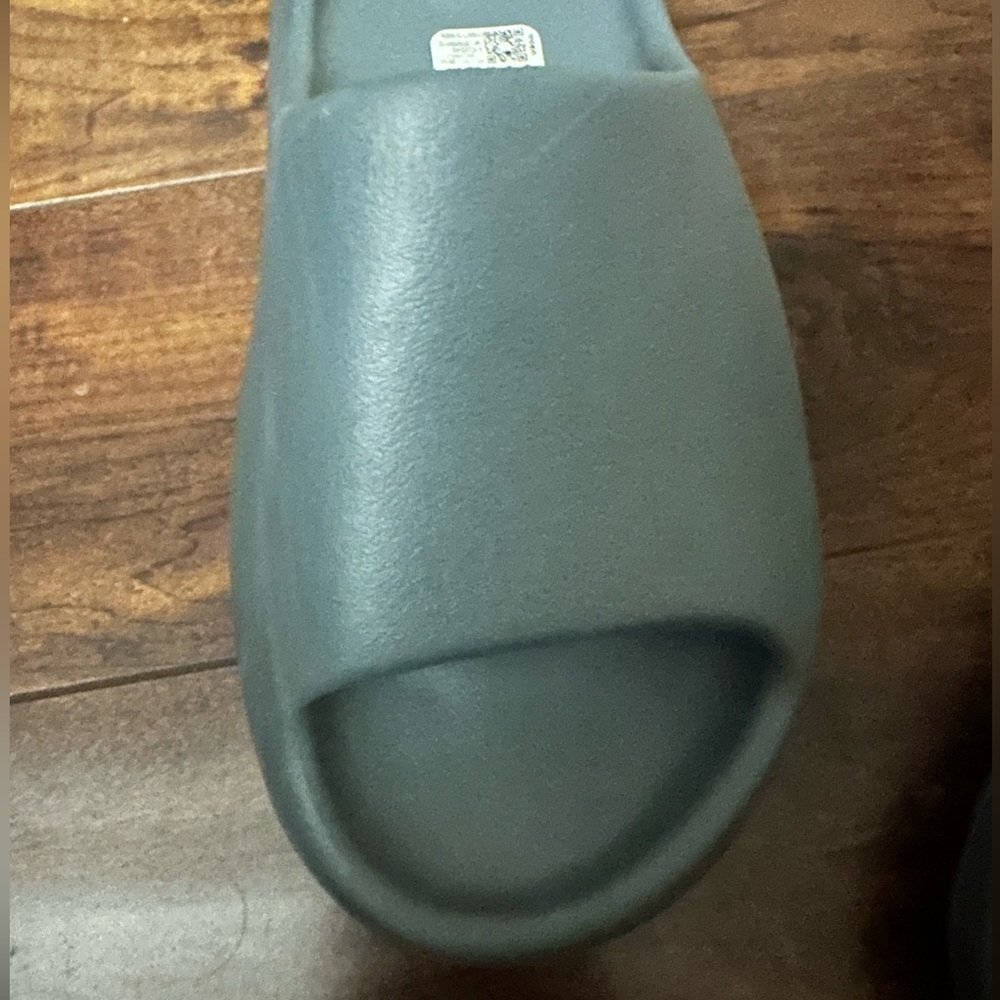 Yeezy slide dark slate grey size 6m (W 7.5)